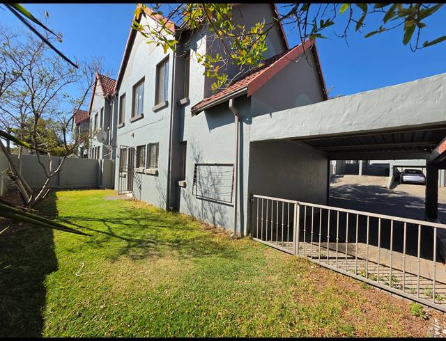 3 BEDROOM TOWNHOUSE FOR SALE IN KOSMOSDAL
